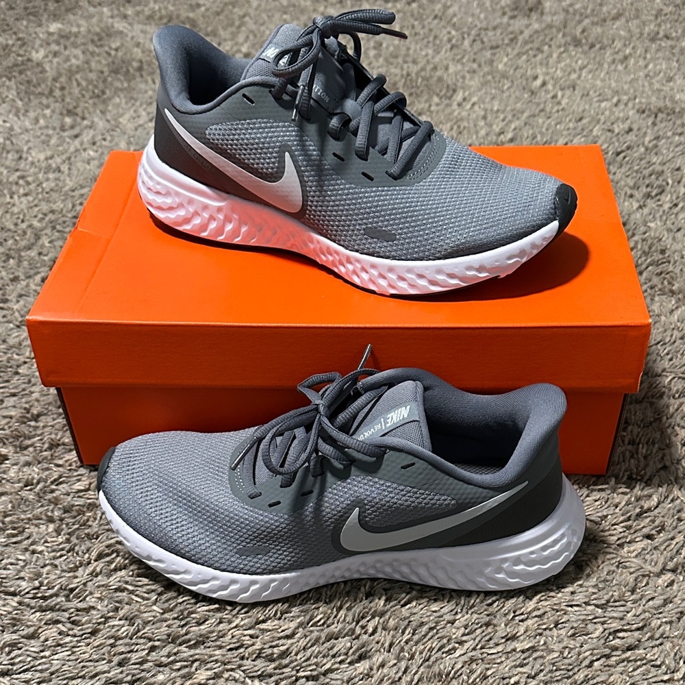 Nike Revolution 5 - Cool Gray